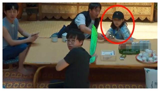 谭松韵再次《向往的生活》,拥抱张子枫热情,忽略任嘉伦