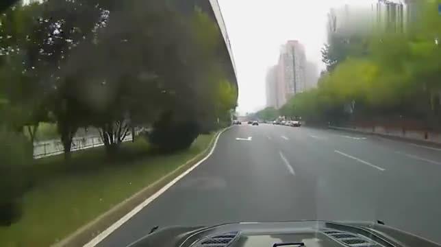 行车记录仪实拍：看前车司机听正常的，下一秒让人蒙圈
