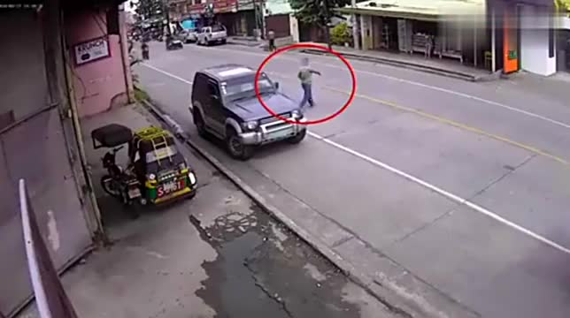 行车记录仪实拍：轿车直行线左拐，视频车死活不让，活该挨罚