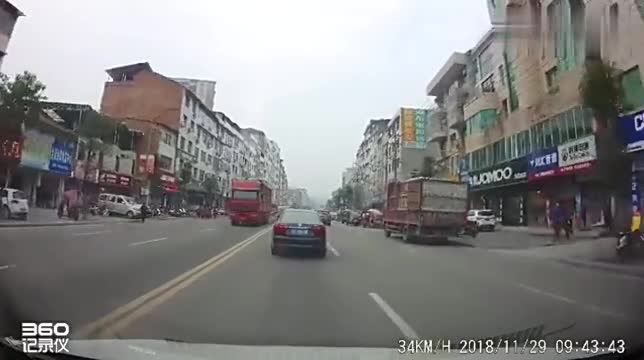 行车记录仪实拍：高速突然发现对向有车，下一秒车主一脚刹车