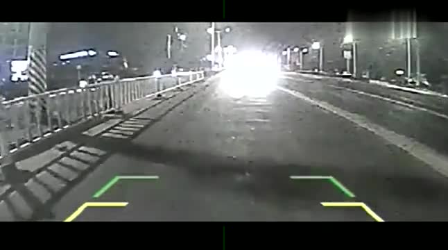 行车记录仪实拍：婚车正常转弯，视频车死活不让，故意的吗？