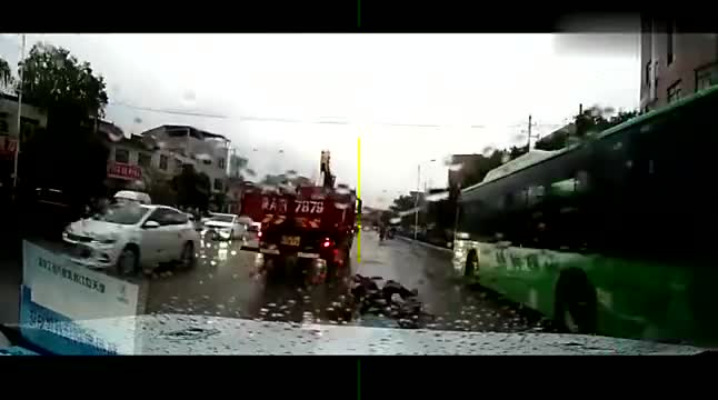 行车记录仪实拍：小轿车被电动车撞上，零件碎一地