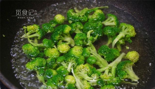 夏天，遇到这菜我从不放过，叶酸含量高，女士要经常吃