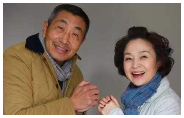 63岁杜源近照,与青梅竹马老婆恩爱42年,漂亮女儿更是他的骄傲