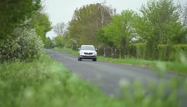 疾驰在路上的斯柯达科迪亚克车身底盘稳重！