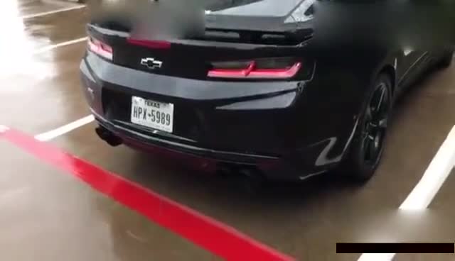 实拍爆改雪佛兰科迈罗大黄蜂这下战斗力爆表