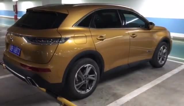 实拍：长安标致雪铁龙DS7车尾门接缝差测试，左尾门工艺比右侧好