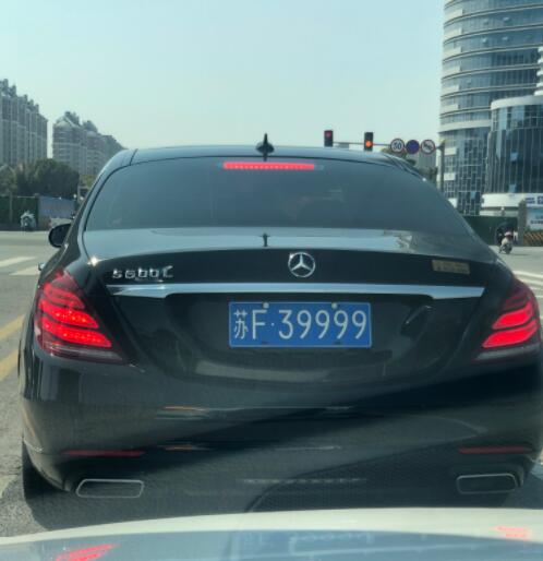 南通崇川区街头实拍奔驰S600L，车牌