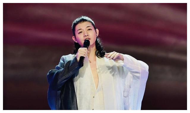 霍尊健身房被偶遇,本人身高1米8,一身肌肉,网友:被脸给骗了