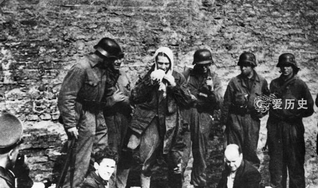 悲壮的华沙犹太区起义被德军逼出避难所的男女最终全部处决