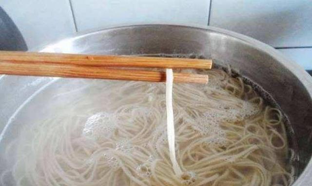 煮面时,还认为开水+面条?大厨透露:煮面的3大误区,你中招没?