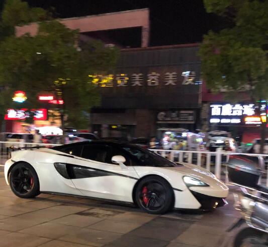 南通海门步行街实拍迈凯轮跑车，轰鸣声引人注目！