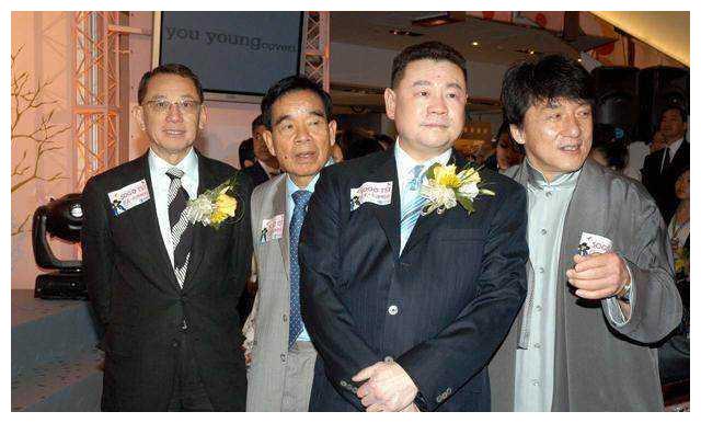 2002年10月29日,是一代歌王罗文的葬礼,当时大半个香港娱乐圈的好友都