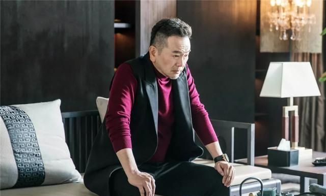 别只穿老头衫60岁张晨光随便一身衣服都尽显有钱老总范儿