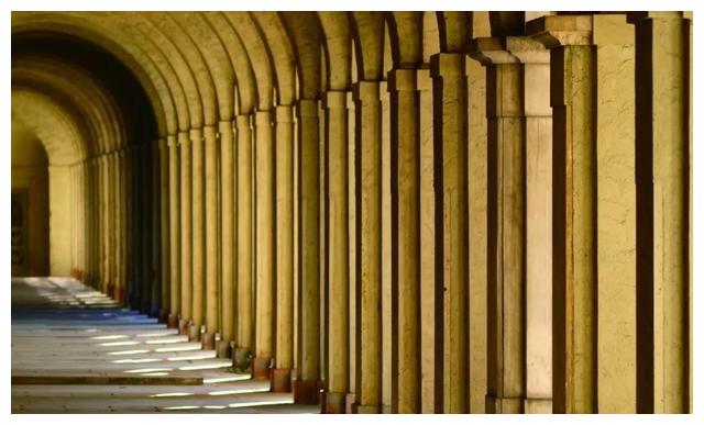 拍摄圆拱形的长廊时,将柱子作为主体,使用垂直线构图进行拍摄