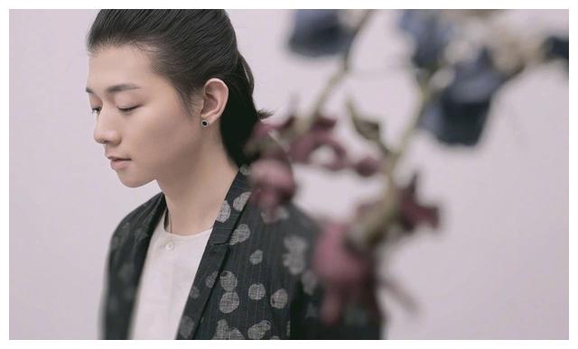 霍尊健身房被偶遇,本人身高1米8,一身肌肉,网友:被脸给骗了