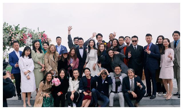 演员朱珠结婚晒婚礼现场照老公清华老师二人牵手笑得超甜