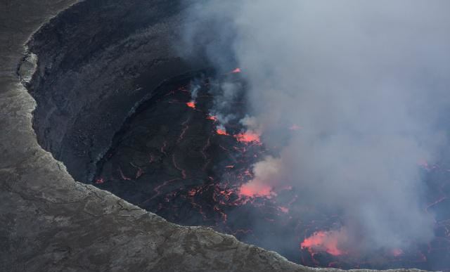 登上非洲最活跃的超级火山,看全球最壮观的熔岩湖坑|大猩猩|尼拉贡戈