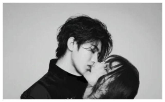 最后一张照片是最过分的,这位粉丝竟然p出了与蔡徐坤接吻的效果,估计