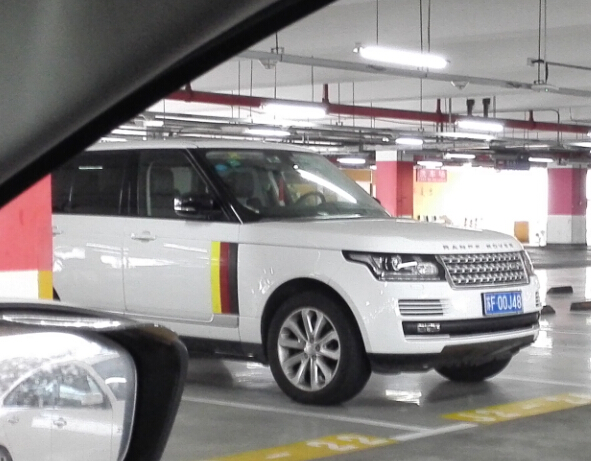 南通开发区某地库实拍路虎揽胜旗舰版，气场秒杀周围众车！