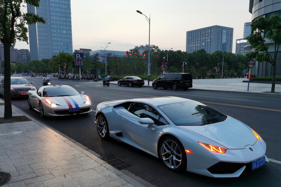 南通沿河路街头实拍兰博基尼+法拉利，气场秒杀周围众车！