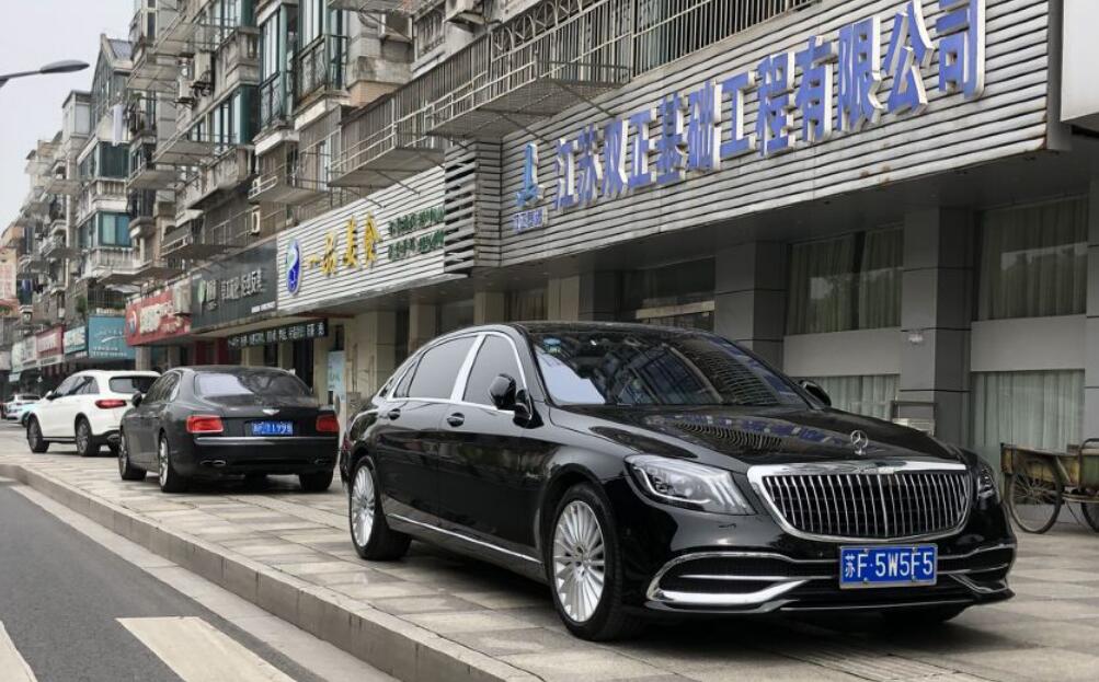 南通金沙镇实拍迈巴赫S450，气场不输一旁的宾利！