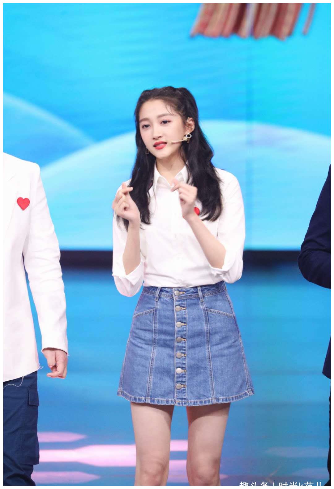 关晓彤王牌新造型白衬衫搭牛仔裙扎双马尾好甜美