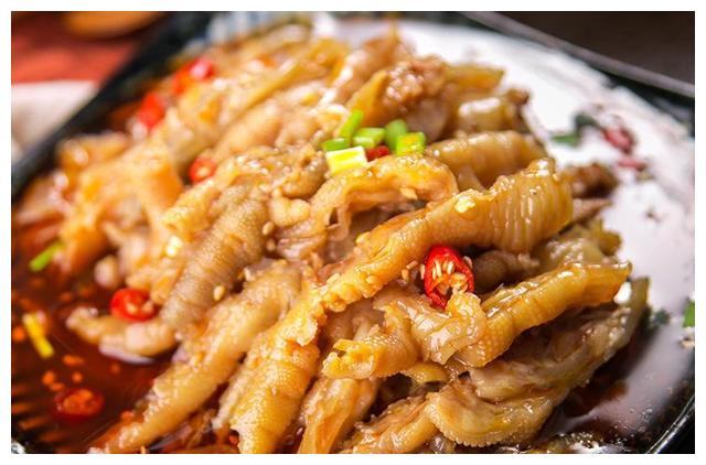 辣子鸡丁,吃着酥香入味,非常的香,凉拌无骨鸡爪,鲜香可口超赞