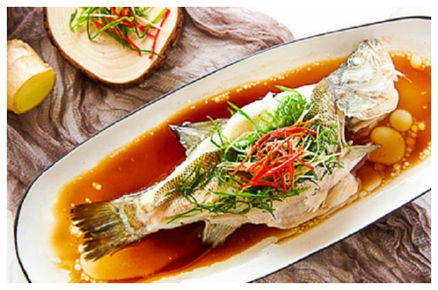 蒸鱼别傻傻的纠结先淋酱油还是油,要想鱼肉鲜嫩,牢记"这1步|鱼肉|蒸