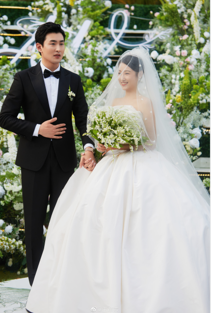 王彦霖艾佳妮大婚,比伴郎团更抢眼的是这枚定制皇冠钻戒?
