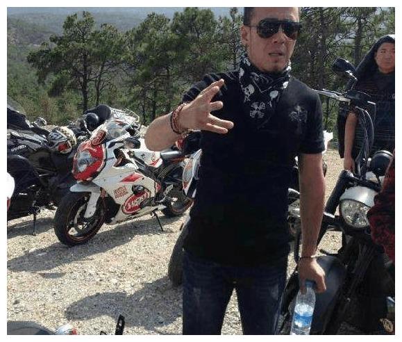 杨坤曾经开奥拓加不起油,如今座驾超过千万,至今仍未娶