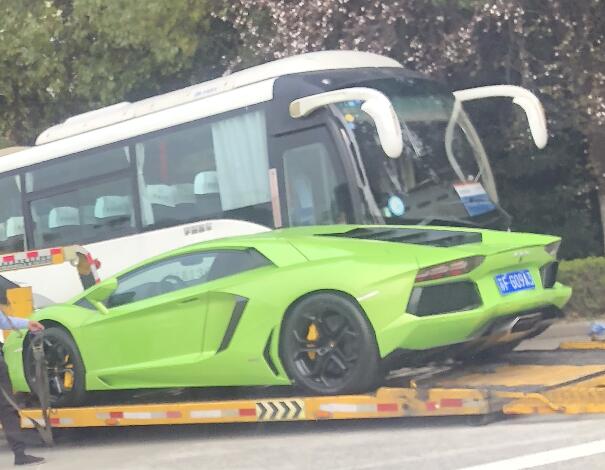 南通车管所实拍兰博基尼飓风跑车，绿色车身非常显眼！