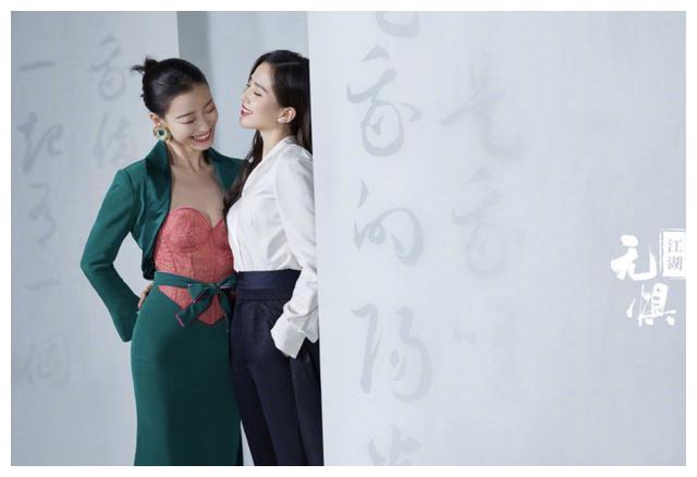 刘诗诗倪妮拍大片互动亲昵,倪妮红配绿礼服被指灵感来源于钱夫人