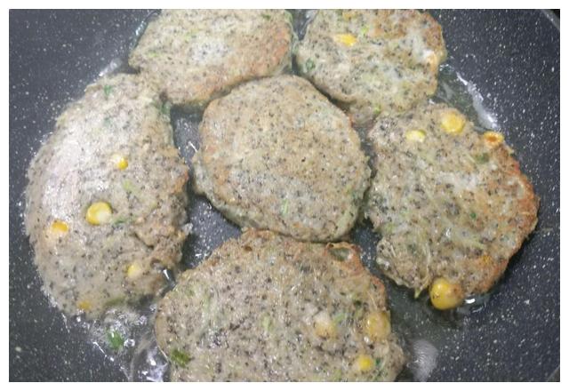 改善白发头,早餐就做这个饼给家人吃,豆渣变美味,做法特简单