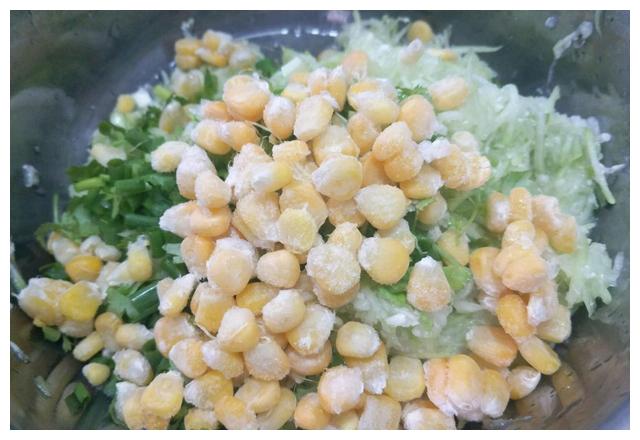改善白发头,早餐就做这个饼给家人吃,豆渣变美味,做法特简单