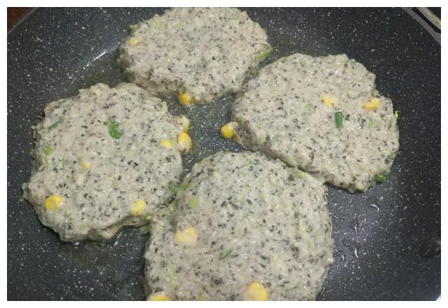 改善白发头,早餐就做这个饼给家人吃,豆渣变美味,做法特简单