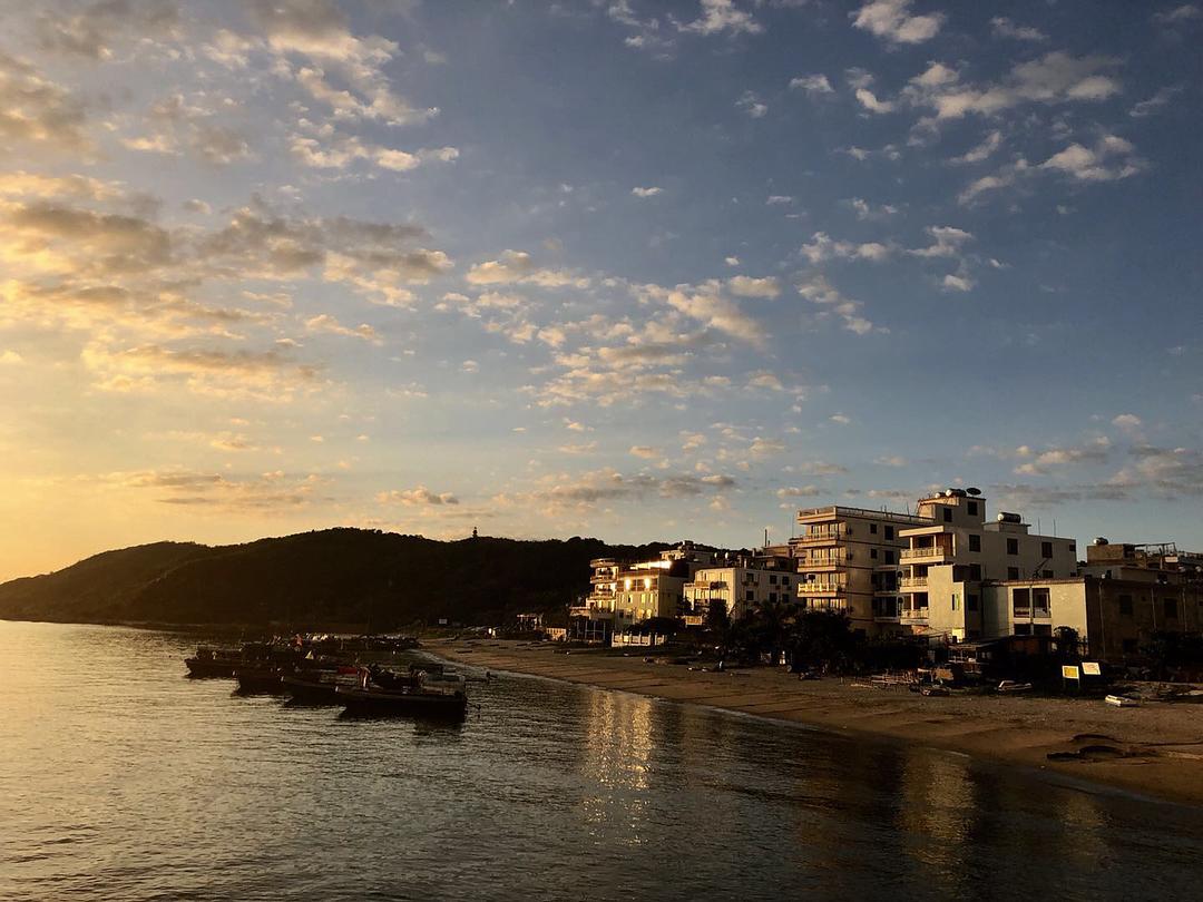 走进后海村摸鱼抓虾感受冲浪的乐趣
