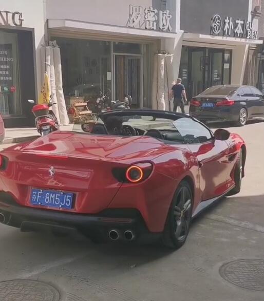 南通家纺城街头实拍法拉利Portfolio跑车，回头率超高！