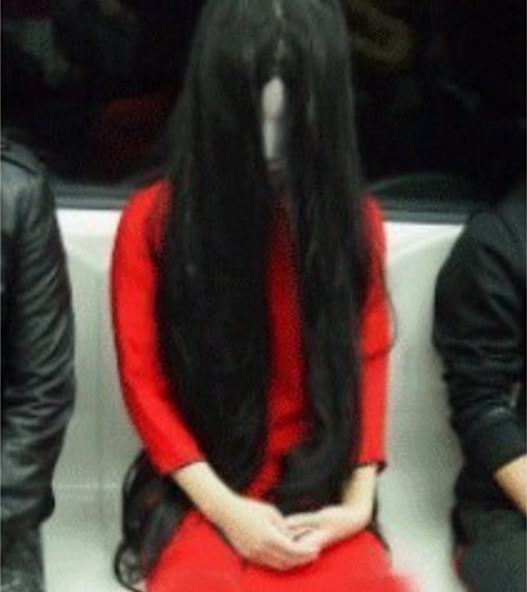 地铁上惊现红衣女鬼,看清容貌后吓得乘客不敢靠近