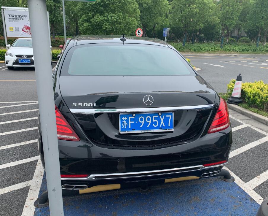 南通宜家停车场实拍奔驰S500L，气场秒杀周围所有车！