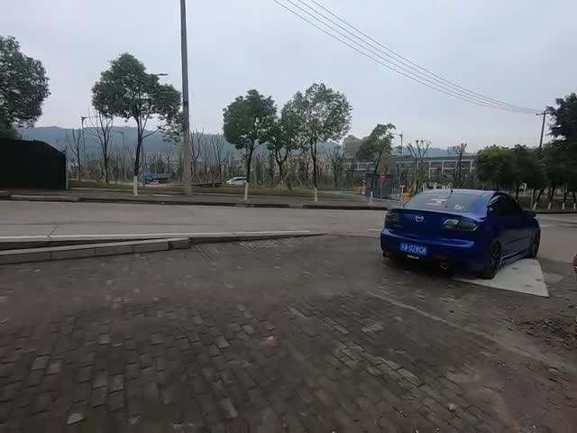 实拍改装马自达3经典的GTR同款排气，配上粉色桃心