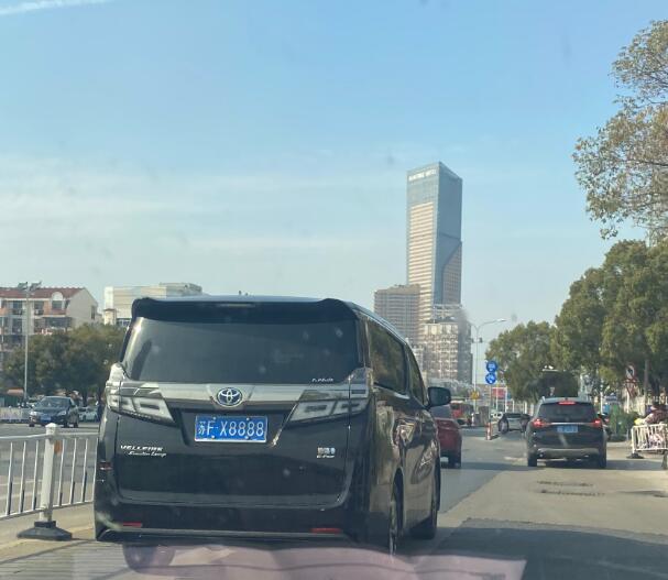 南通工农路实拍丰田威尔法，车牌