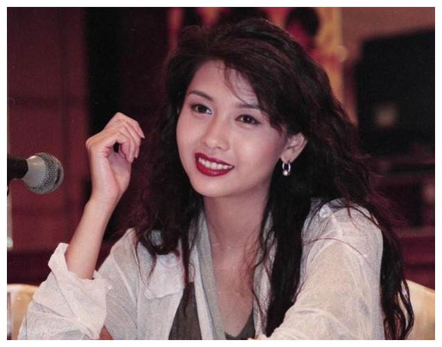 连续三张露背照登报,王晶对她的迷恋,成就香港电影的巅峰