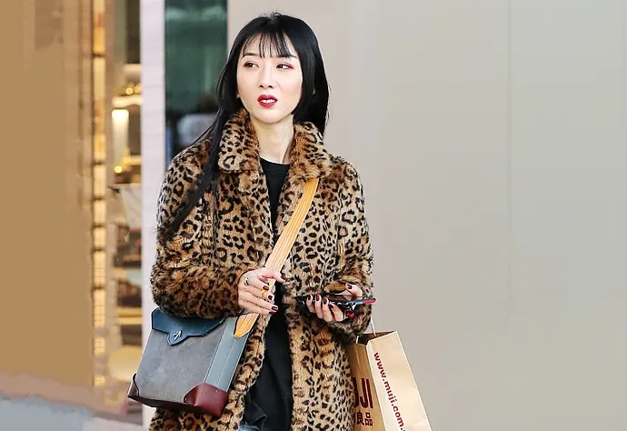 豹纹裙子搭配指南 豹纹裙配什么衣服好看