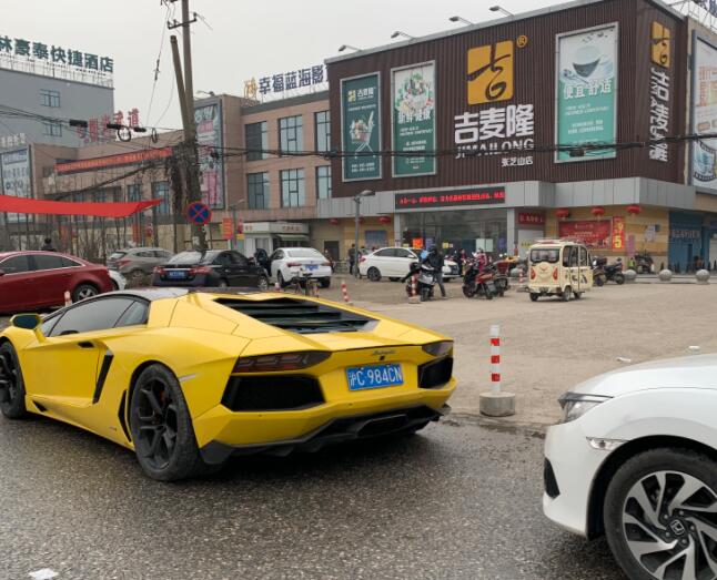 南通通州农村实拍兰博基尼LP700跑车，居然挂着