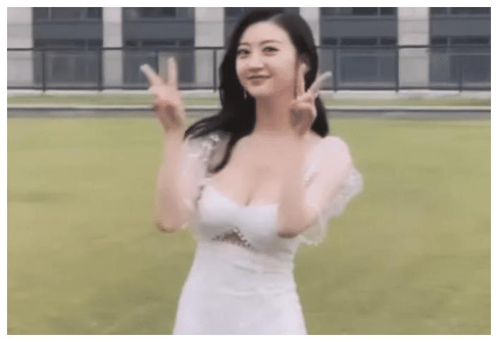 景甜10年前青涩旧照曝光,在对比当下, 差的都是女人味
