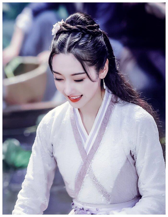 凭借《陈情令》走红,出演魏无羡师姐,肖战低谷时她两次发声鼓励