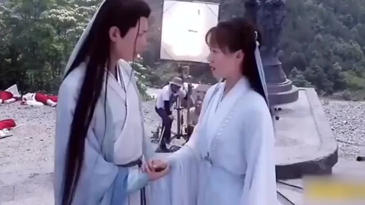 袁冰妍对戏忘词对成毅撒娇:司凤,再来一条吧!谁注意成毅表情?