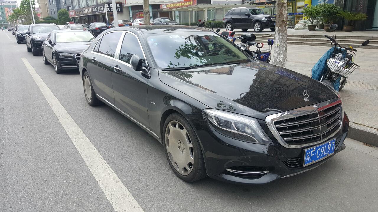 南通行根路街头实拍迈巴赫S600，V12车标彰显身份！