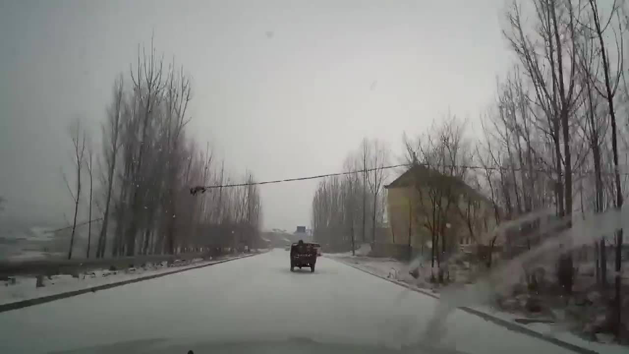 实拍：三轮车横刀立马，害我撞五菱还得负全责